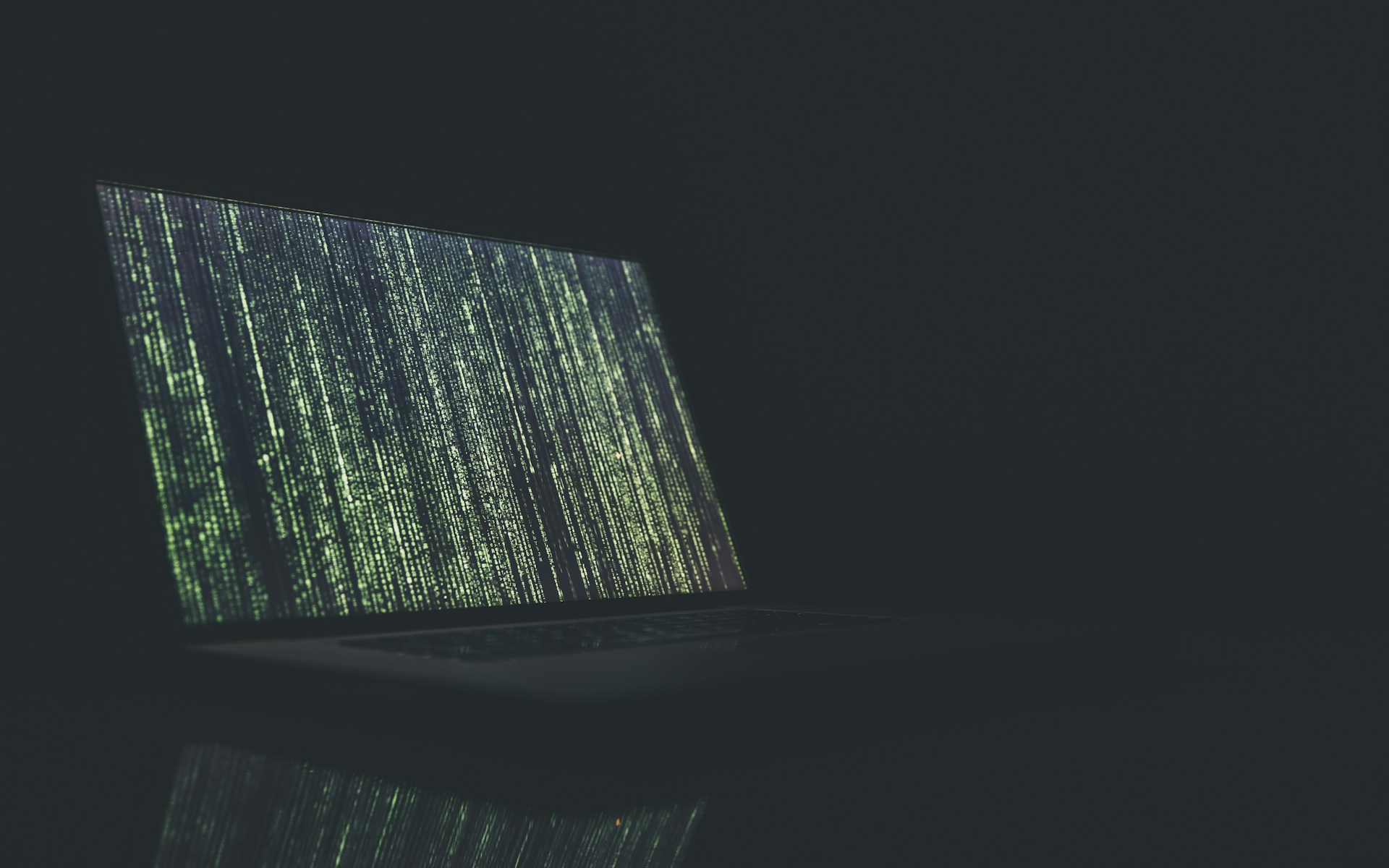 Security Operations Center einer IT-Sicherheitsfirma mit Monitoring-Bildschirmen